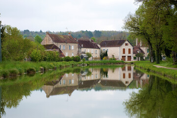 Fototapeta na wymiar Tanlay, Yonne, Ortschaft am Canal-du-Bourgogne