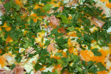 Gebratene Eier mit Zwiebel, Fleischwurst und Petersilie