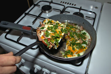 Gebratene Eier mit Zwiebel, Fleischwurst und Petersilie