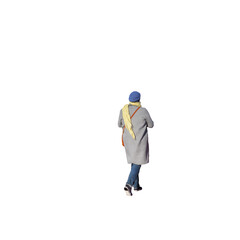 Femme vue de dos, marchant en manteau gris, jean et bonnet bleu, portant une écharpe jaune et un sac orange, scène hivernale ou de début de printemps