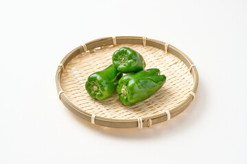 ざるにのったピーマン