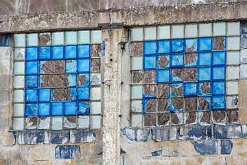 Okno z rozbitymi kolorowymi szybami