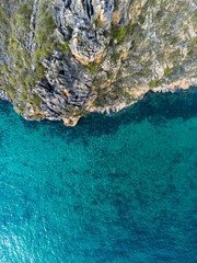 Fototapeta premium risco de una isla que da hacía el mar de aguas cristalinas 