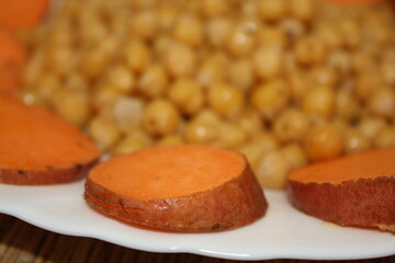 Batata cruda a fette
