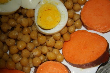Piatto unico con uova  ceci  e batata 