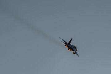 飛行する戦闘機