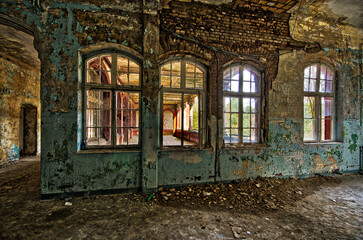 Fototapeta na wymiar Mauer und Fenster einer zerstörten Ruine