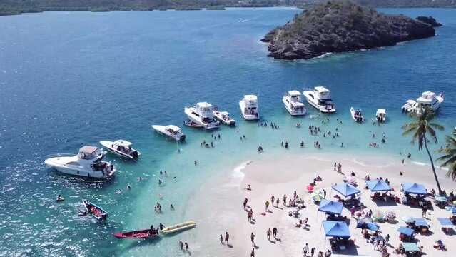 video en playa cristanila con unos yates y botes gente ba&ntilde;andose en la playa y disfrutando