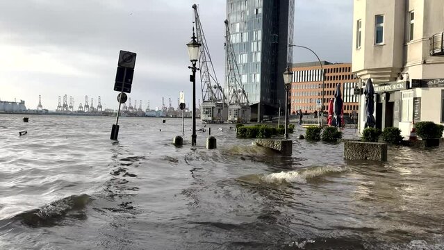 Sturmflut und Elbe Hochwasser am Hamburger Hafen St. Pauli Fischmarkt Fischauktionshalle