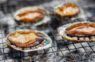 アワビを焼く