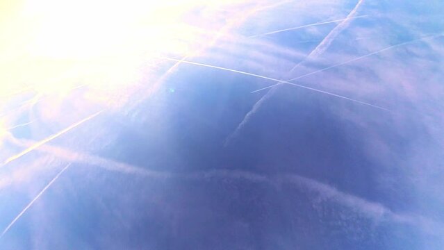 stimmungsvoller blauer Himmel mit vorbeiziehenden Wolken im Zeitraffer, Himmel mit Chemtrails, Flugzeuge, Kondensstreifen