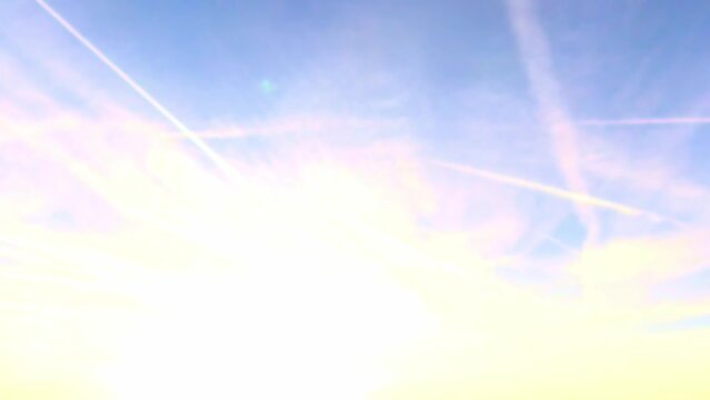 stimmungsvoller blauer Himmel mit vorbeiziehenden Wolken im Zeitraffer, Himmel mit Chemtrails, Flugzeuge, Kondensstreifen
