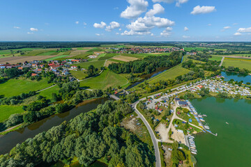 Ausblick auf das Erholungsgebiet Oberrieder Weiher nahe Krumbach in Schwaben