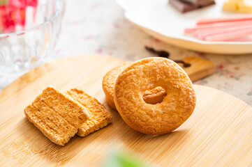 焼菓子のクッキーとパイ