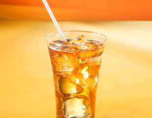 Eistee-Glas, Eistee, Fruchtsaft, Eiswürfel,, Strohhalm, 