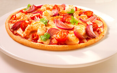 Hot Scampipizza, Pizza, Meeresfrüchte, Tomate, Käse, Zwiebeln, rote Zwiebeln, 
