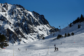 Fototapeta na wymiar Sports d'hiver à la montagne, ski et snowboard