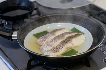 フライパンで蒸した白身魚の料理