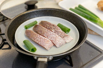 フライパンで蒸す白身魚の料理