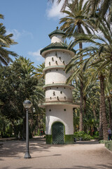 Fototapeta na wymiar Palomar gigante construido dentro del Jardín del Palmeral en el centro histórico de la ciudad de Elche