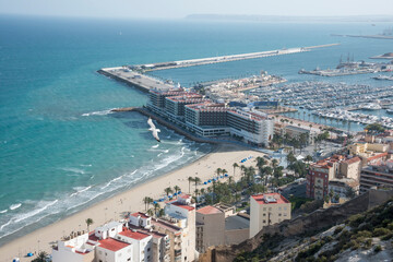 Vista aérea de la playa del Postiguet y del puerto en la costa de Alicante, España - obrazy, fototapety, plakaty