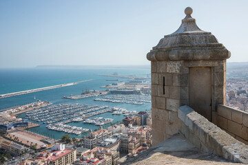 Torre de vigilancia del castillo de Santa Bárbara y vista de la costa de Alicante, España