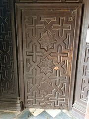 Puerta de madera tallada