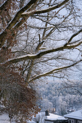 Winterwetter Schnee, Wohnen am Hang in Ketzerbach