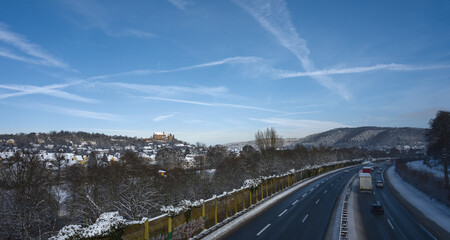 Winterwetter mit Schnee In Marburg, Blick von Br&uuml;cke &uuml;ber Autostra&szlig;e