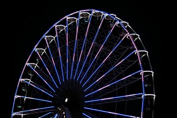 Nahaufnahme Riesenrad blau leuchtend bei Nacht