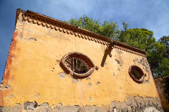 Arquitectura mexicana antigua. Ventana ojival, oval u ovalada con pared rustica.