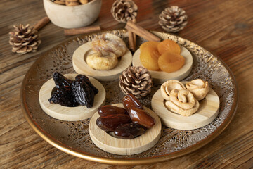 Assortiment de fruits secs, séchés et confits