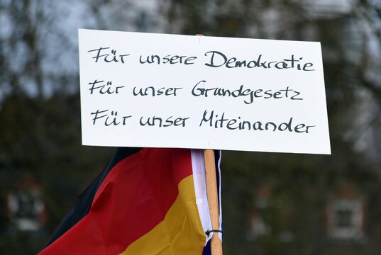 Schild auf einer Demo: "F&uuml;r unsere Demokratie. F&uuml;r unser Grundgesetz. F&uuml;r unser  Miteinander."