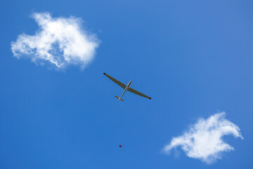 Fototapeta na wymiar Segelflieger am blauen Himmel