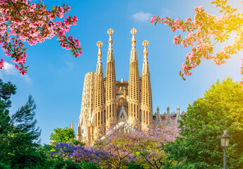 Sagrada Familia cathedral in spring, Barcelona, Spain - obrazy, fototapety, plakaty