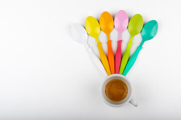Caffè e cucchiaini colorati