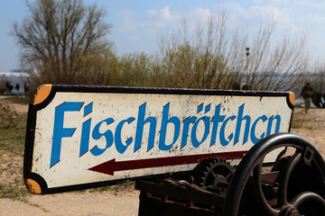 Ein schild mit der aufschrift fischbrötchen in Hamburg Blankenese bei sonnenschein