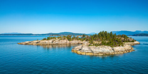Obraz premium Rocky Island in Strait of Georgia. Powell River, BC, Canada