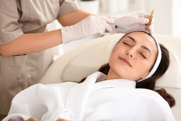 Obraz na płótnie Canvas Beautiful young woman receiving injection in beauty salon, closeup