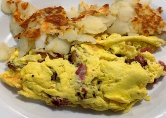 A corned beef omelette with hash browns