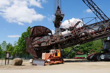 Schaufelrad und Planierraupe am Schaufelradbagger im Tagebaumuseum Berzdorfer See Sachsen