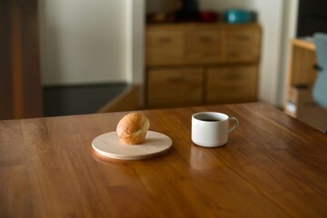 おやつのパンとホットコーヒー