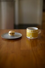 おやつのマカロンとホットコーヒー