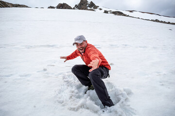 Fototapeta na wymiar Hombre jugando y divirtiéndose en las montañas nevadas de la Patagonia Argentina