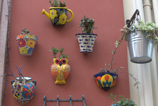 Idee per appendere piante e fiori alla parete esterna 