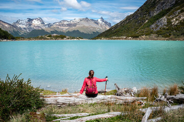 Mujer caminante disfrutando de las vistas de la Laguna Esmeralda, en Ushuaia, Patagonia Argentina