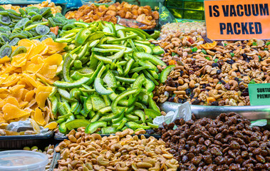 Nuts at the forefront of the market, suggestive textures and vibrant colors for culinary projects.