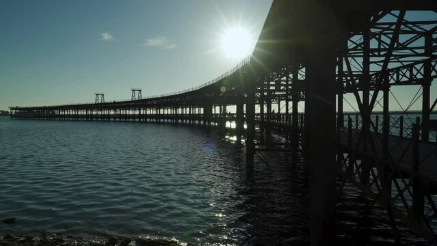 Muelle minero de Riotinto C&iacute;a., conocido como Muelle del Tinto. Este es uno de los restos que dejaron los ingleses en Huelva, Andaluc&iacute;a, Espa&ntilde;a. Abril de 2024.