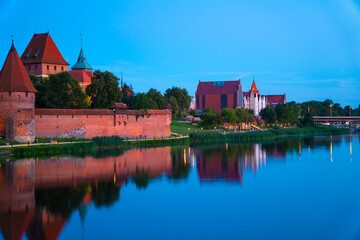 Obraz premium Marienburg castle the largest medieval brick castle in the world in the city of Malbork evening view at night