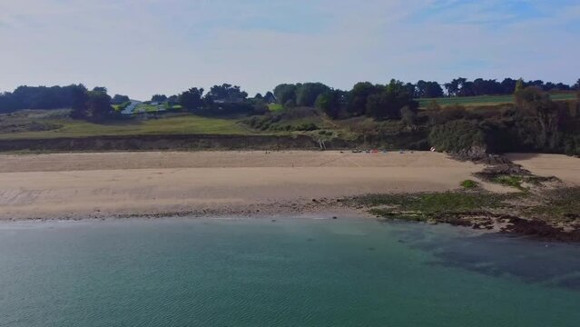 Leerer gro&szlig;er Strand in Frankreich, Bretagne